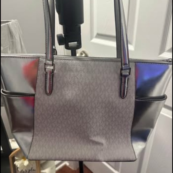Michael Kors Charlotte Large Tote ShoulderBag. Metallic Silver and White Color. - Picture 3 of 10